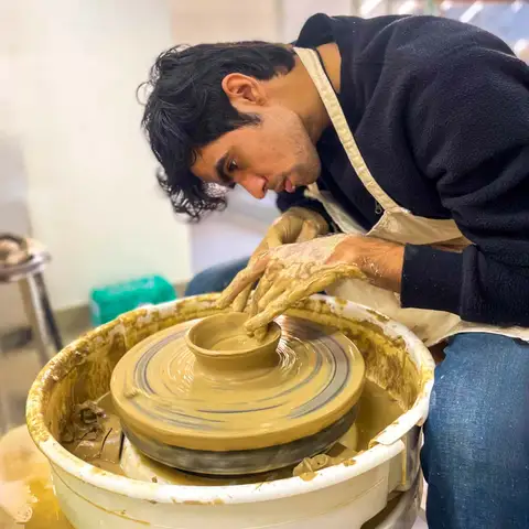 In Wheel Throwing, make a bowl using Centring and Pulling methods, a great way to declutter the mind.